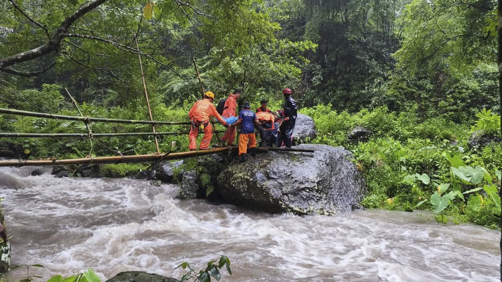 Syahroni dan 2 Teman Terjebak Longsor Saat Kemping